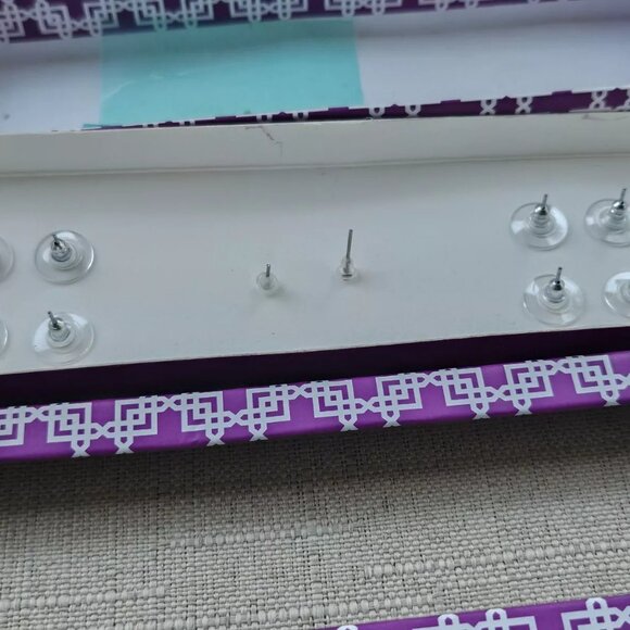 Women Earrings Set of 5 Stud Earrings Silver Tone Comes in a box - Picture 8 of 9